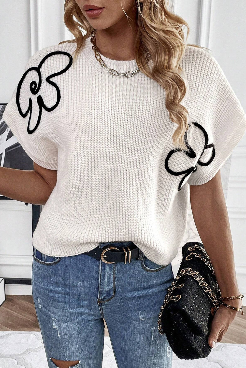 Weißes pullover-top mit blumenstickerei