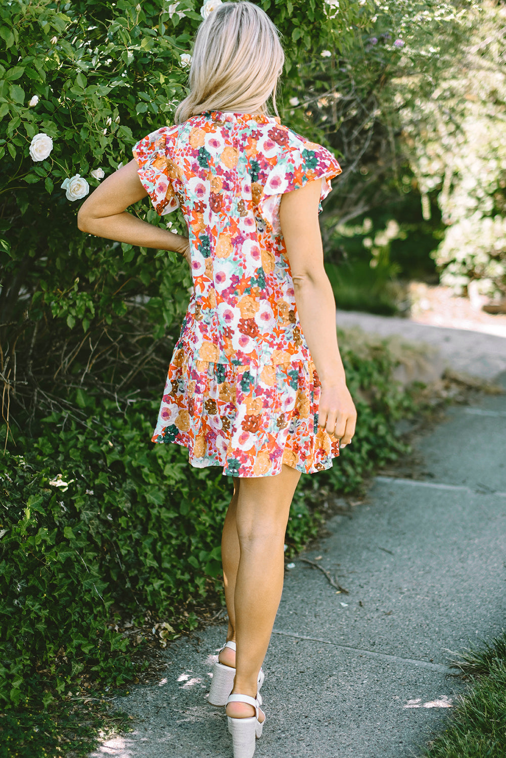 Lila kleid mit geteiltem ausschnitt und flatterärmeln mit blumendruck