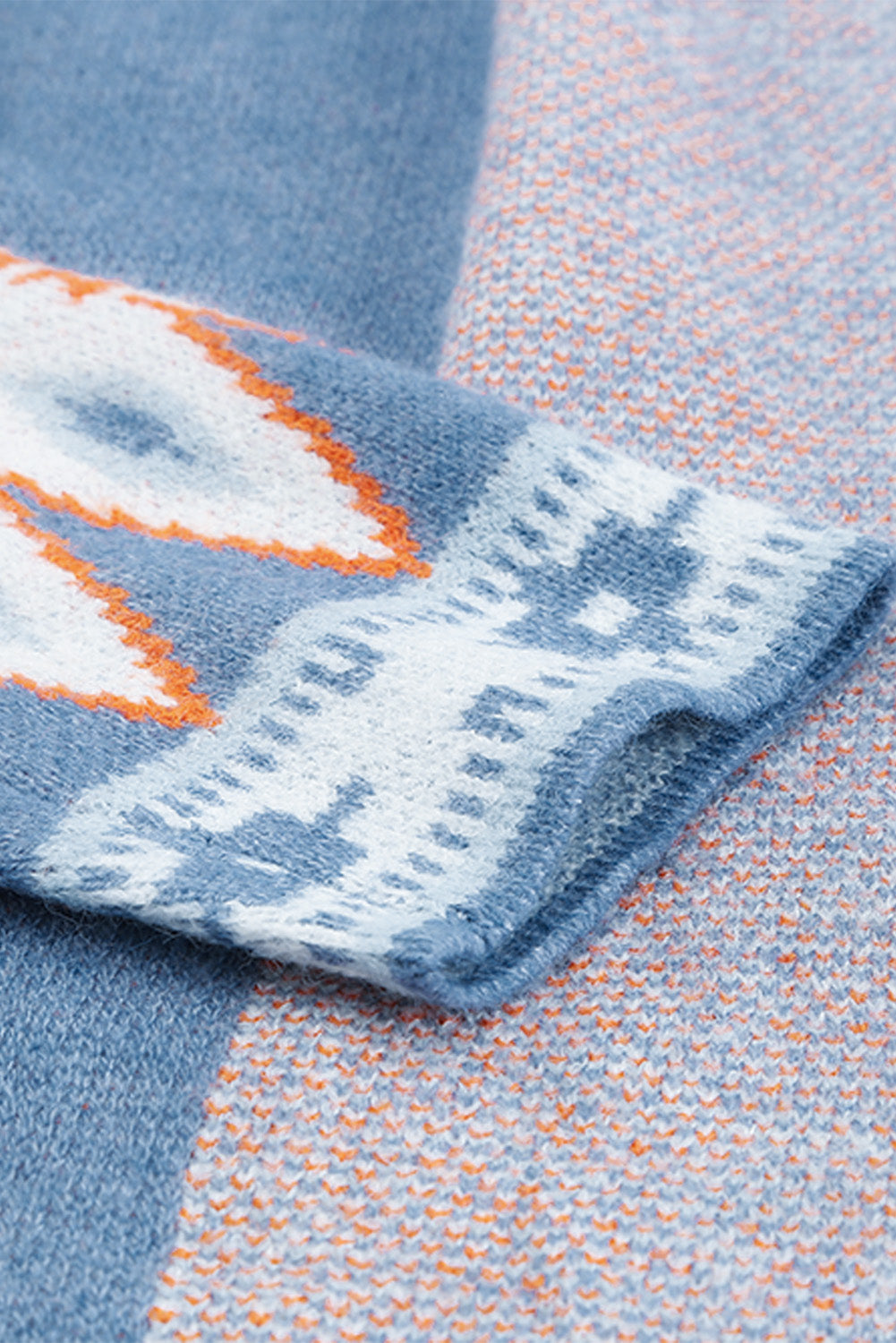 Blaue strickjacke mit aztekenmuster und offener vorderseite