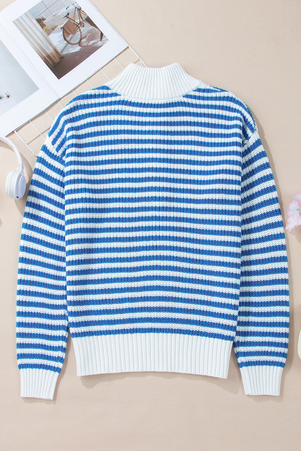 Himmelblauer streifen-pullover mit reißverschluss und schultertasche