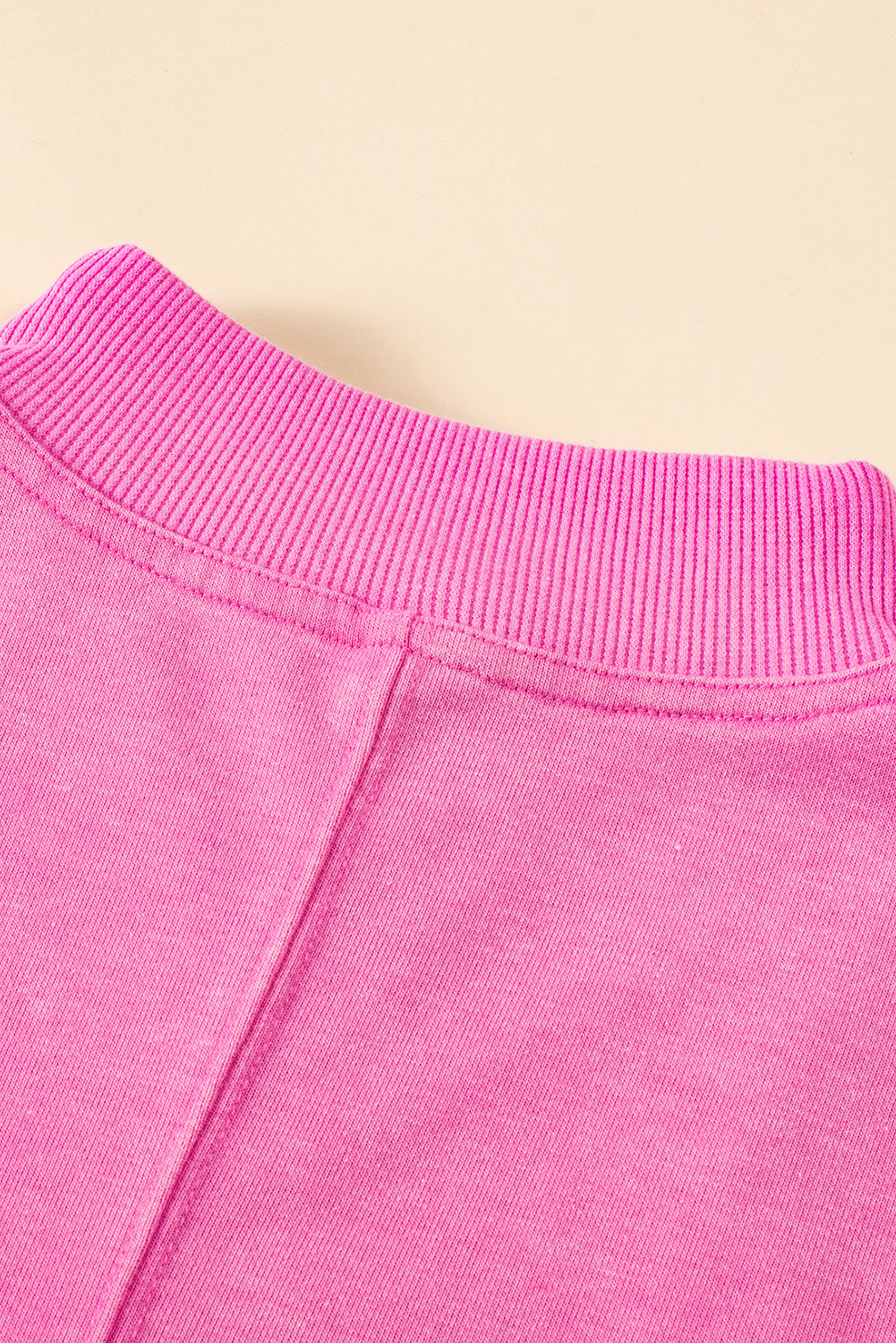 Bonbon sweatshirt-kleid mit viertelreißverschluss und kapuzenärmel