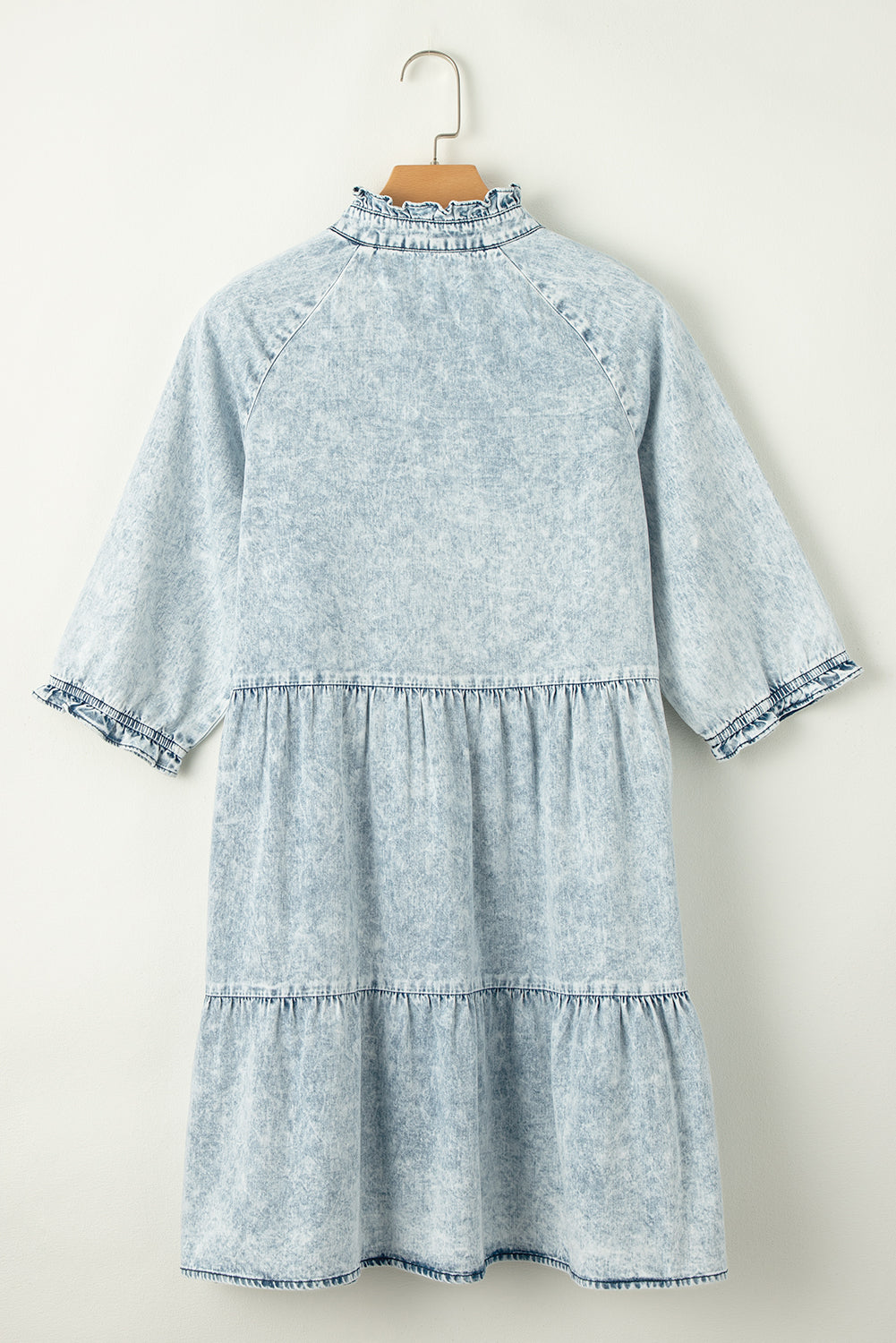 Dunkelblaues acid wash retro denim kleid mit halben ärmeln