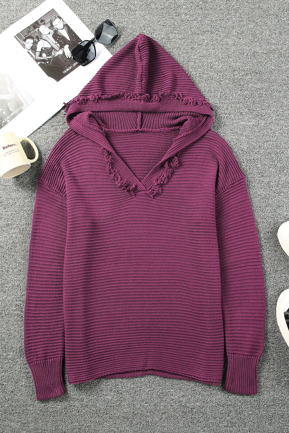 Kapuzenpullover mit v-ausschnitt und gerippter schulterpartie