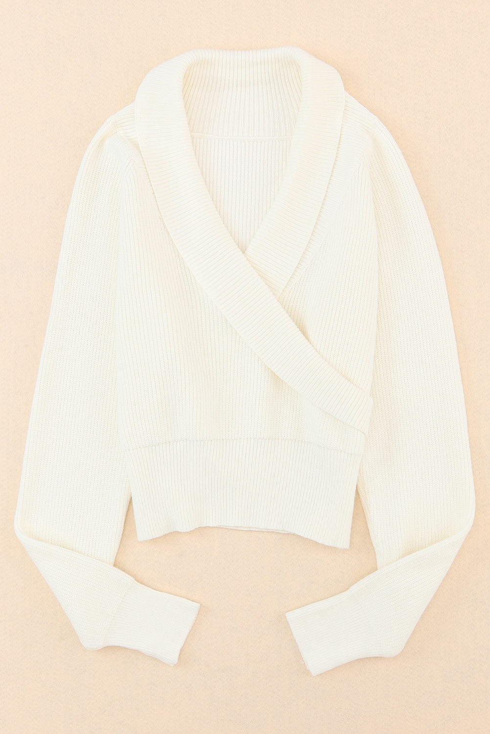 Beige gerippter pullover mit langen ärmeln und überwürfen