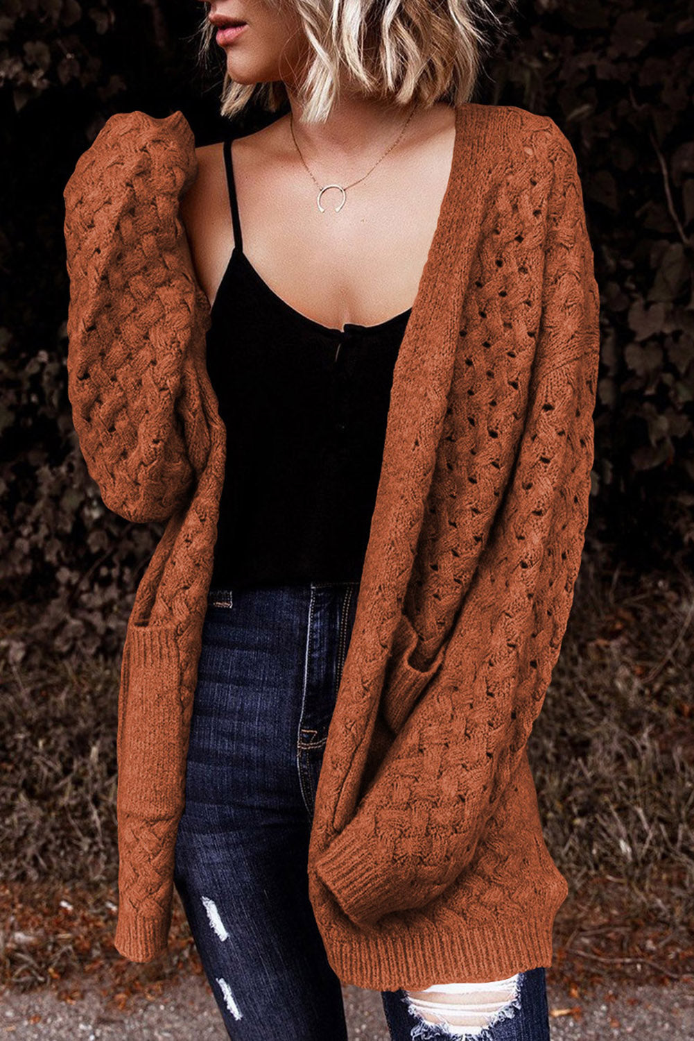 Brauner strickcardigan mit offener vorderseite und gewebter textur und taschen
