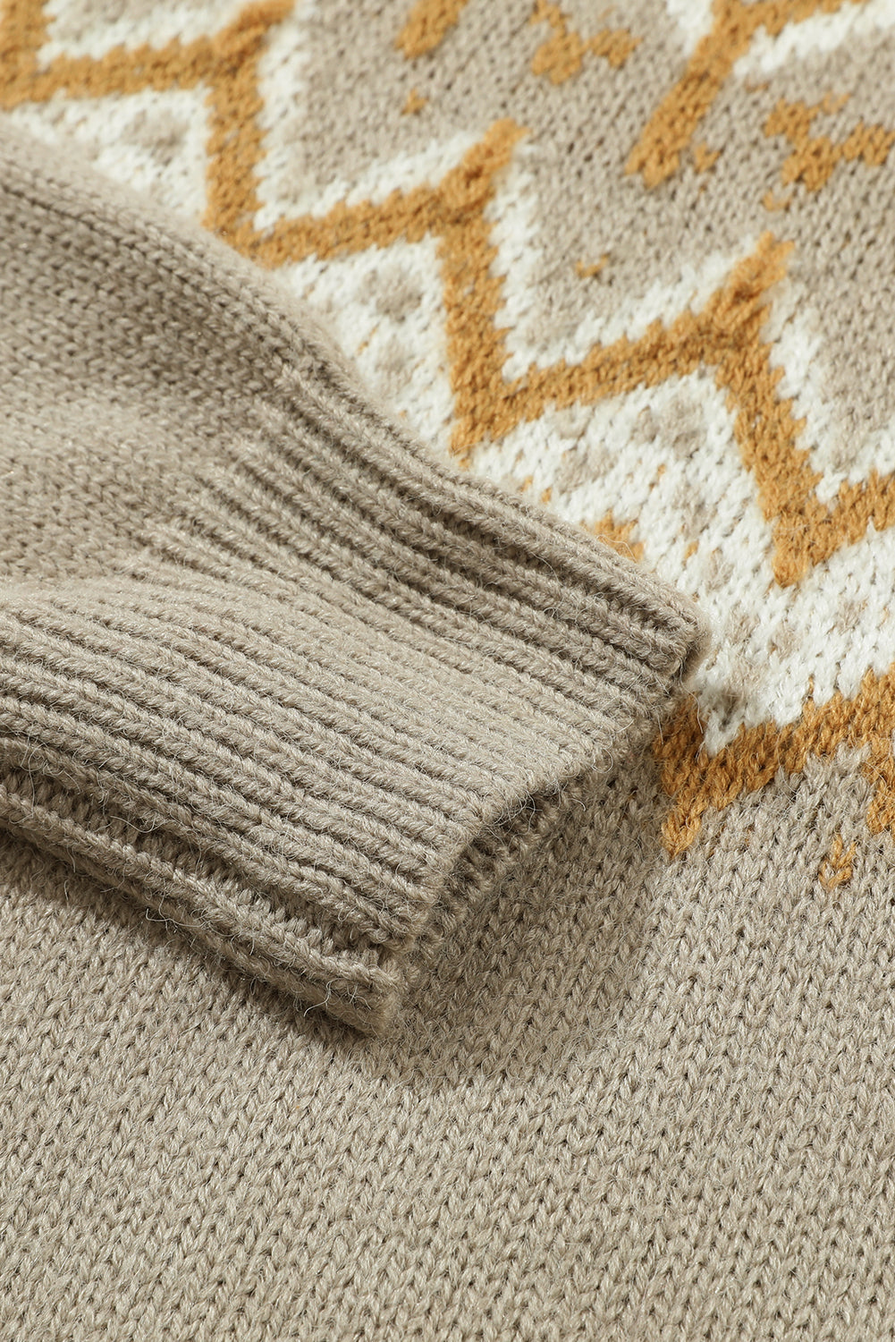 Grauer pullover mit geometrischem muster und geripptem rundhalsausschnitt
