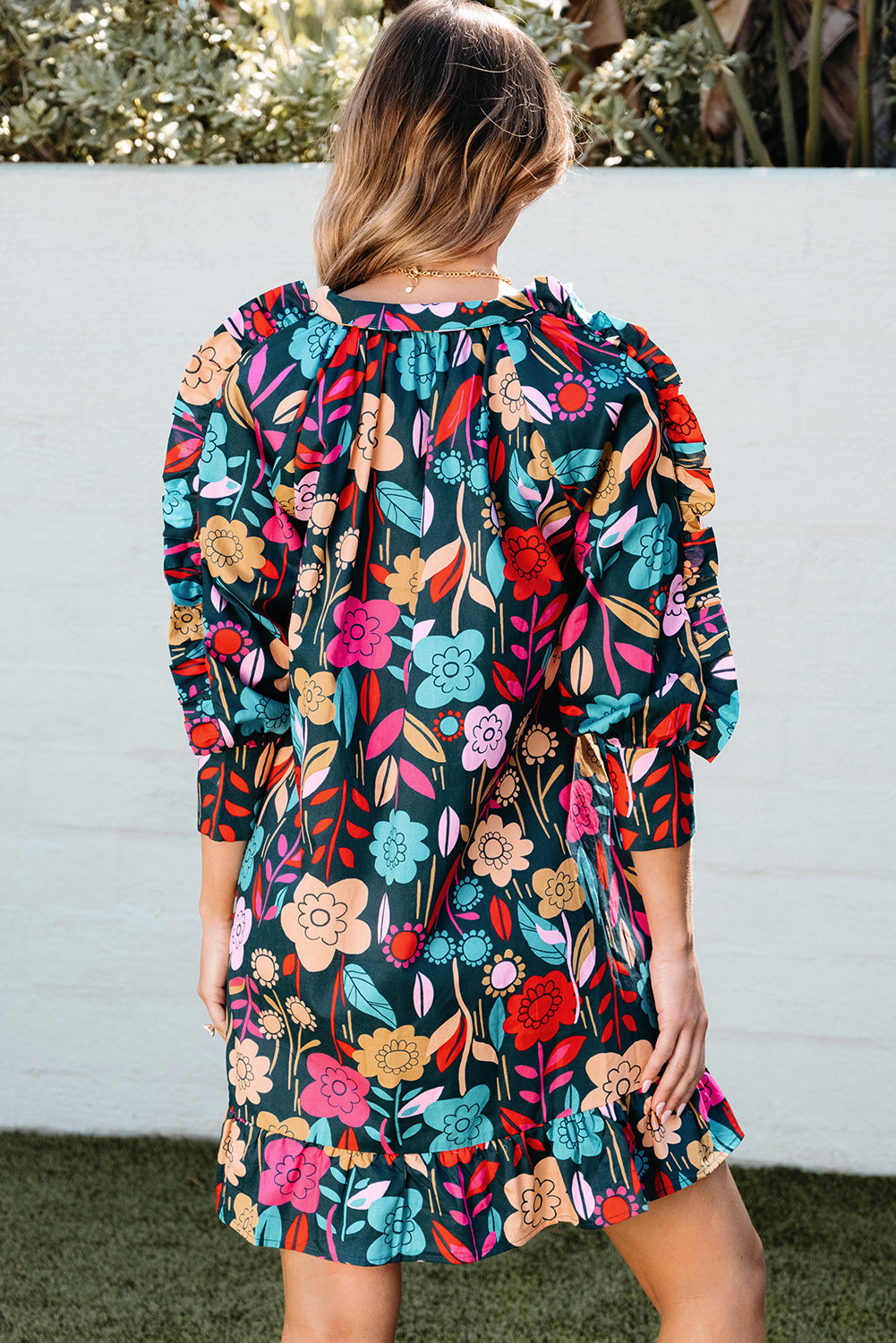 Grünes Minikleid mit Puffärmeln und Rüschen mit Blumendruck