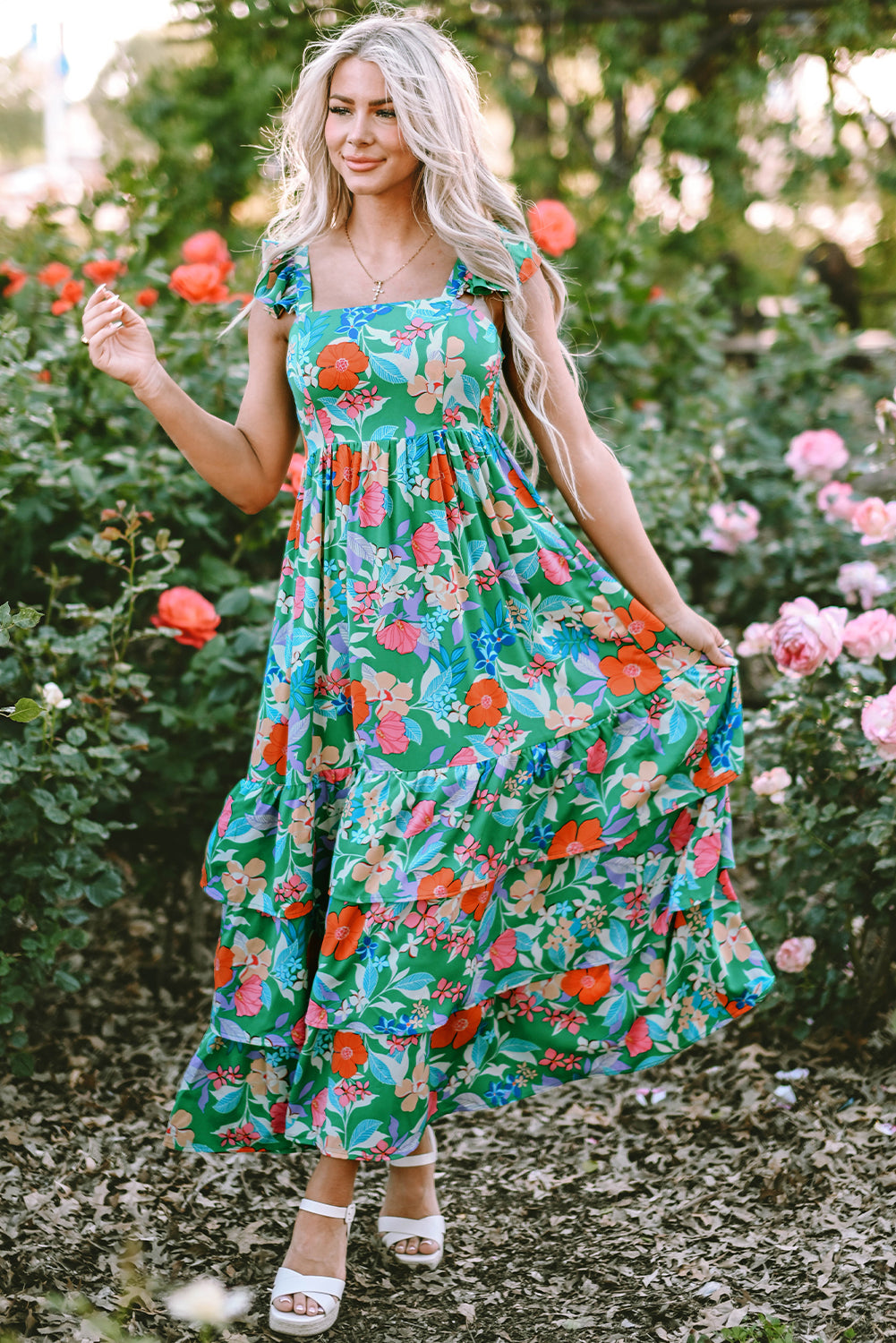 Grünes ärmelloses maxikleid mit blumendruck und rüschenbesatz