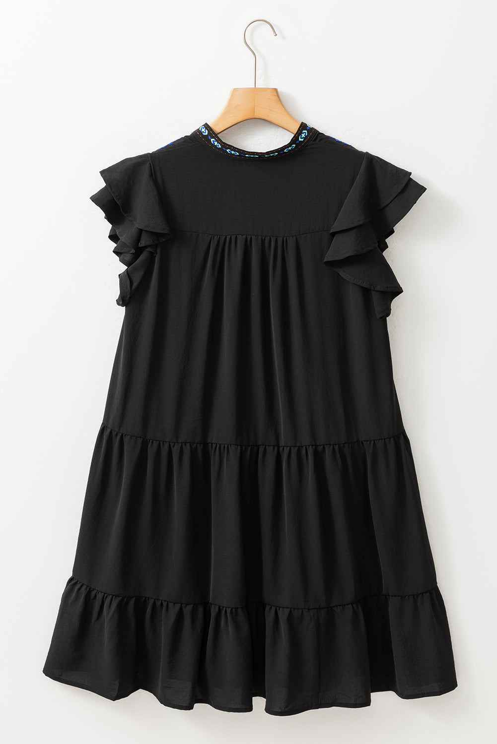Schwarzes, mit blumen besticktes, gerafftes minikleid
