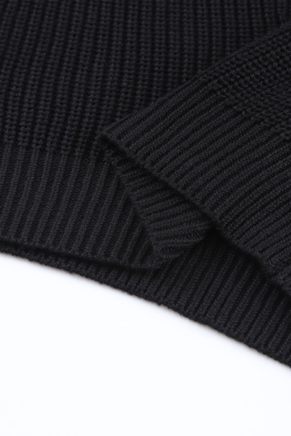 Schwarzer pullover mit v-ausschnitt aus rippenstrick