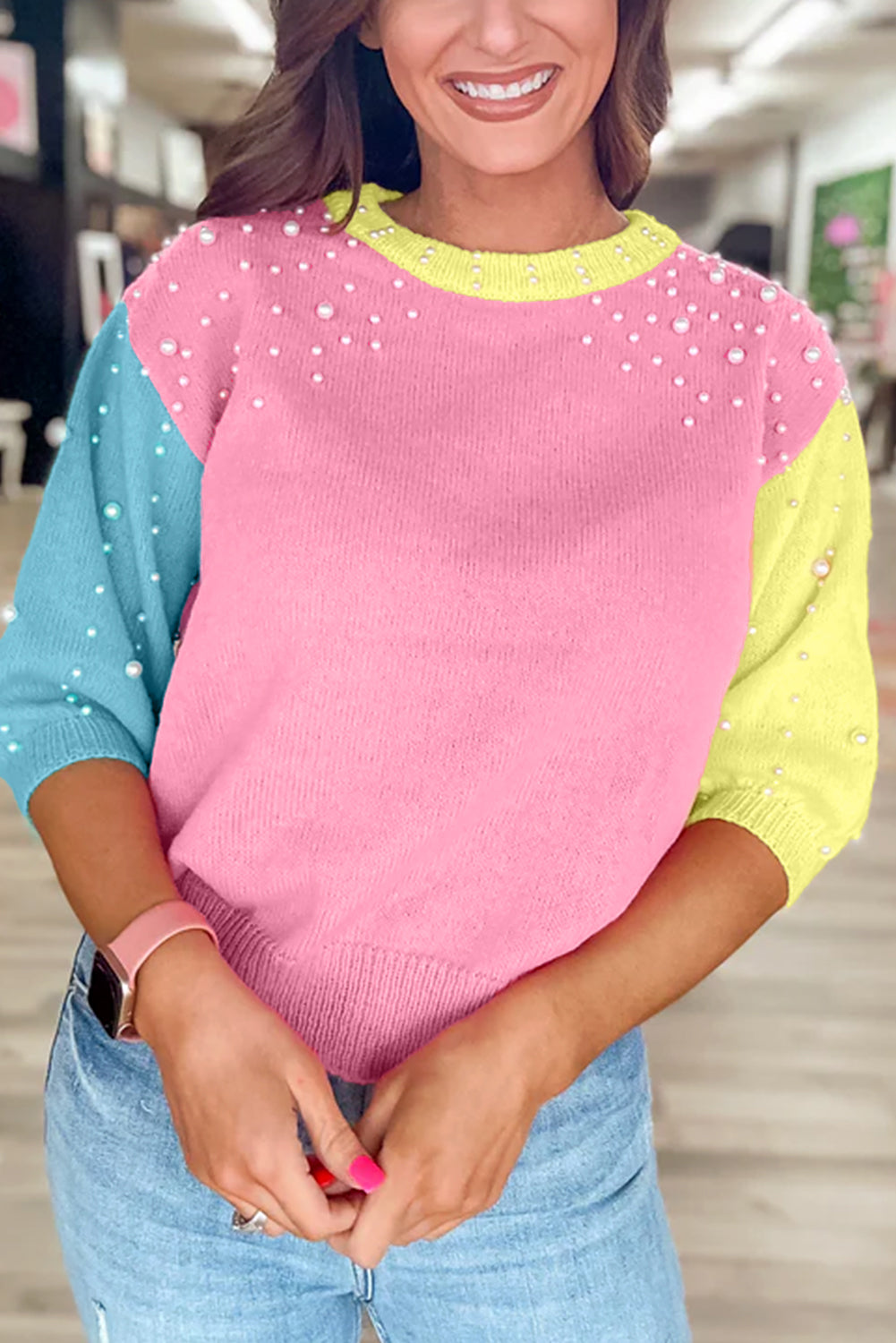 Rosenroter colorblock pullover mit rundhalsausschnitt und halben ärmeln mit perlen
