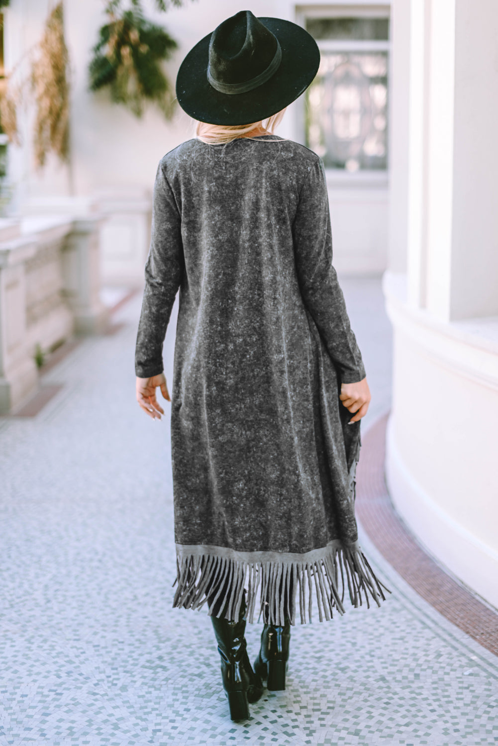 Schwarzer cardigan mit offener tasche und fransensaum