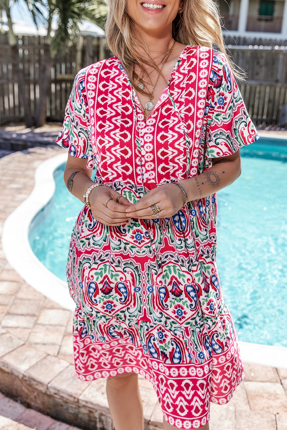 Rosa bohemian print krawattenausschnitt rüschensaum kurzes kleid