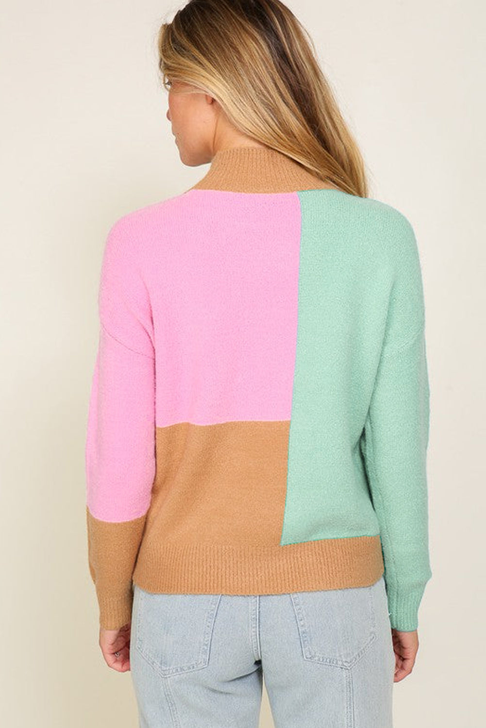 Mehrfarbiger colorblock-pullover mit geripptem halsausschnitt