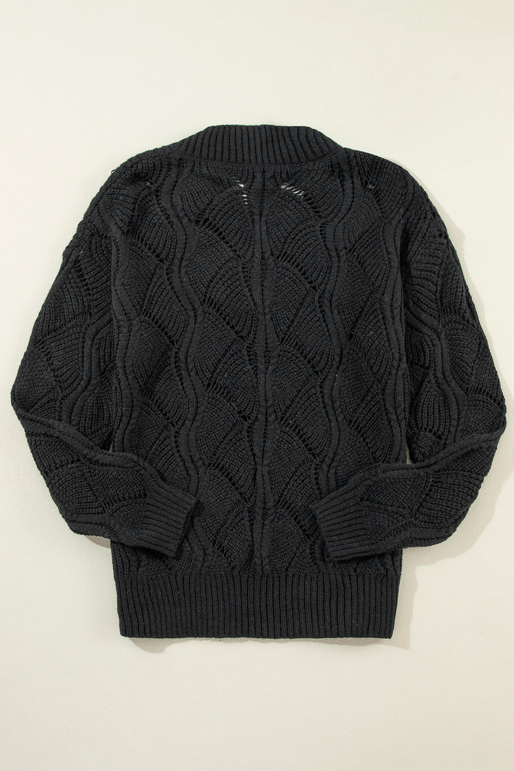 Schwarzer strickpullover mit v-ausschnitt und hohlen schultern