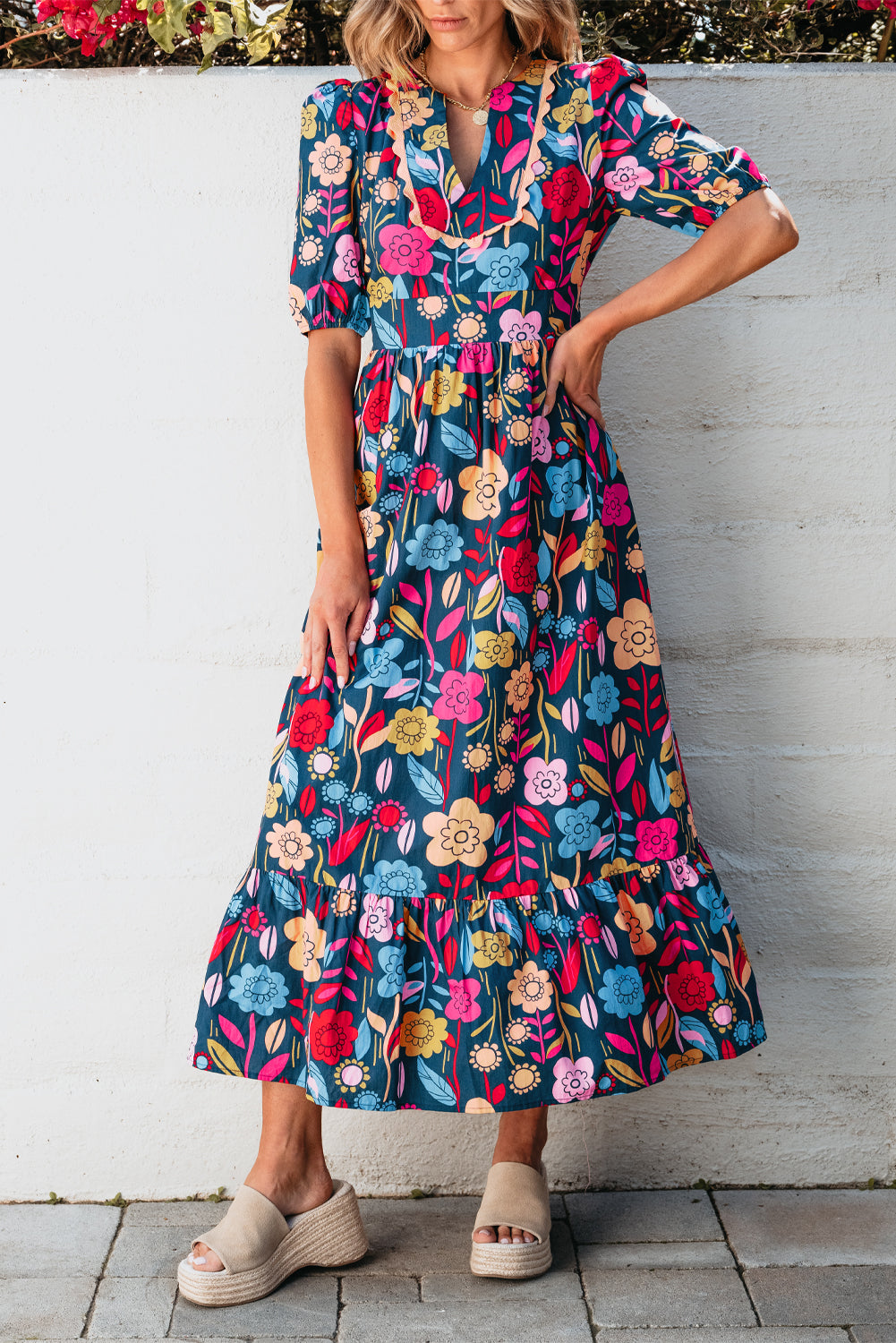 Grünes retro-maxikleid mit blumenmuster und geteiltem ausschnitt