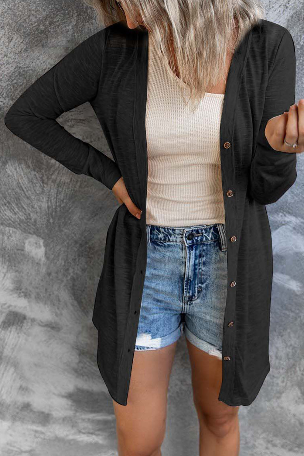 Schwarze einfarbige strickjacke mit offener knopfleiste