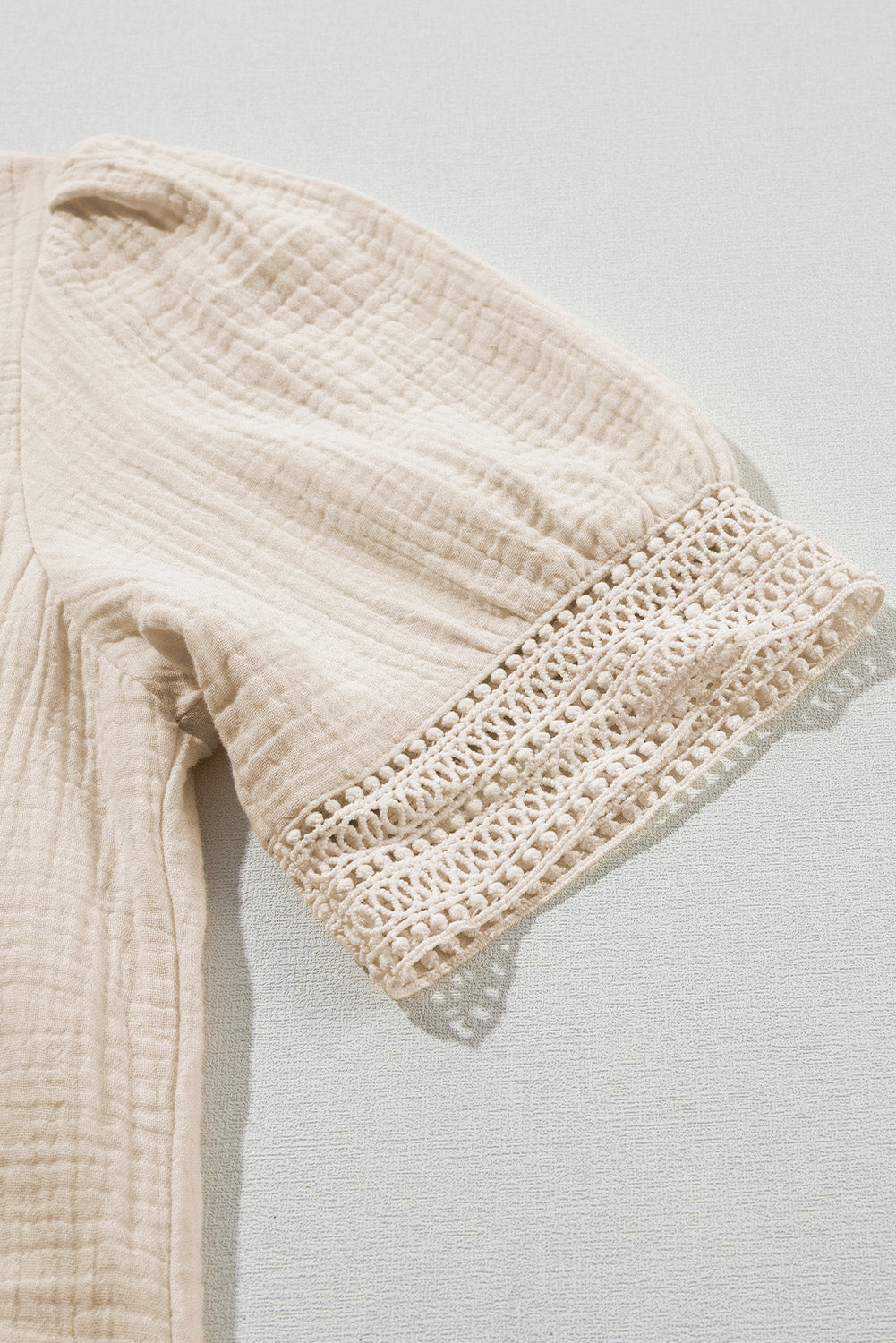 Beigefarbenes Minikleid mit Puffärmel und Crinkle-Spitzenbesatz