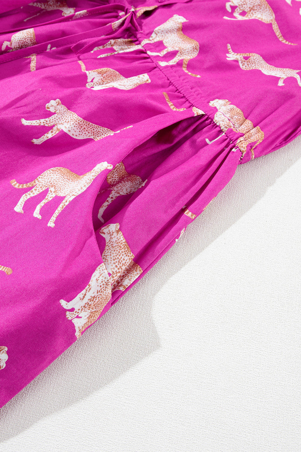Rosa geparden-print tunika-shirt mit kordelzug