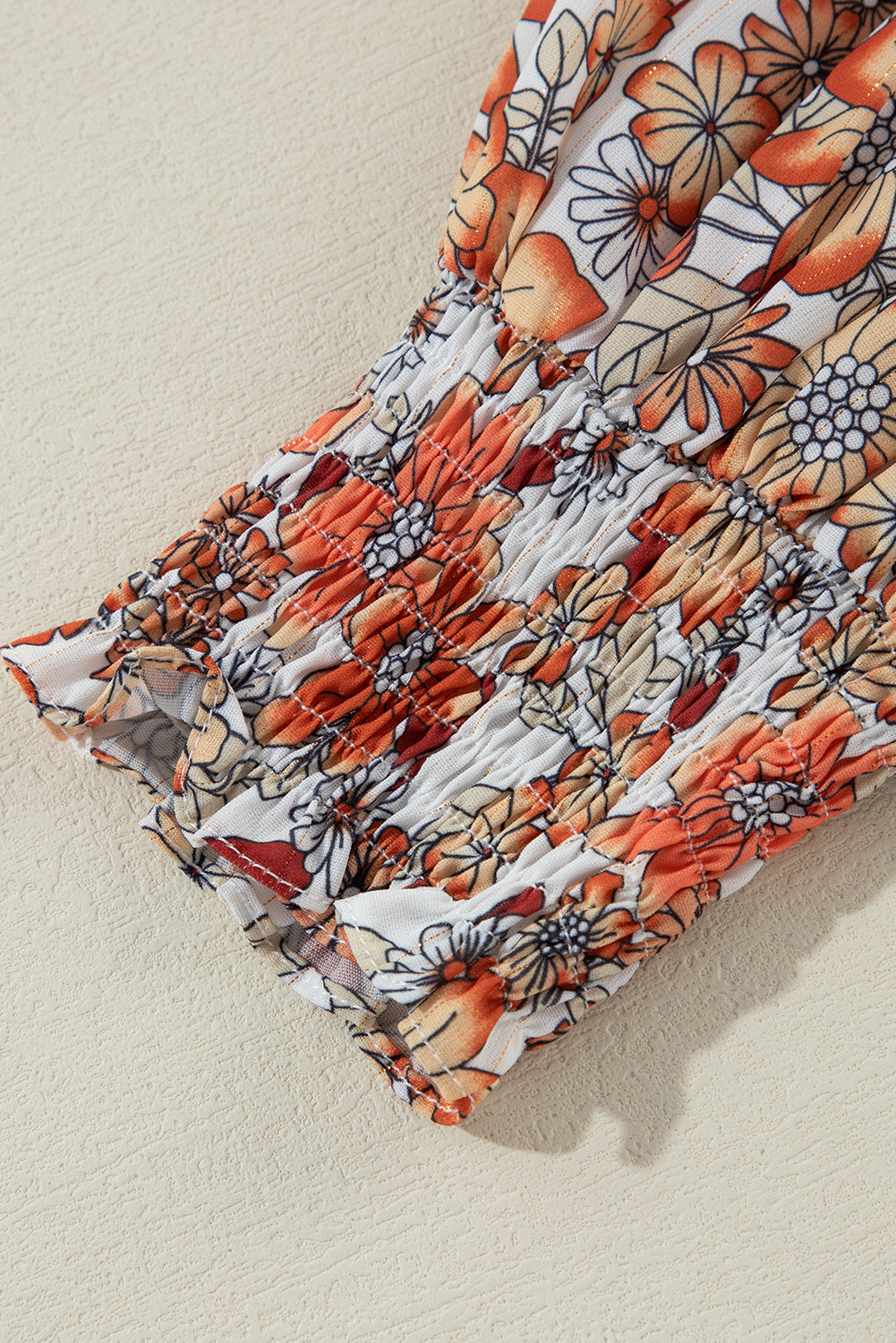 Khakifarbenes langarm-midikleid mit blumenmuster und gerafftem v-ausschnitt