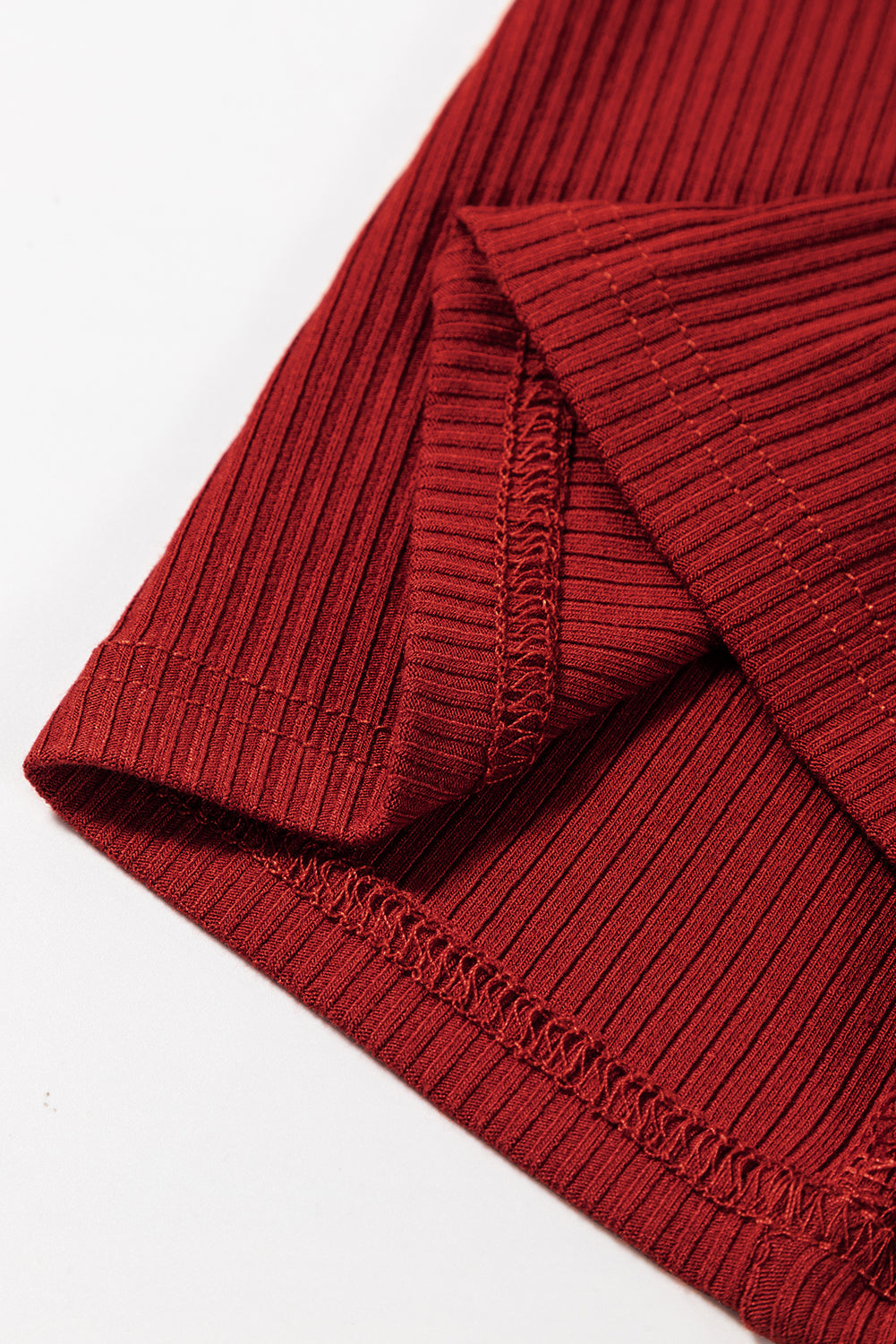 Rennsport rotes geripptes strickkleid mit langen ärmeln und hohem ausschnitt mini-kleid