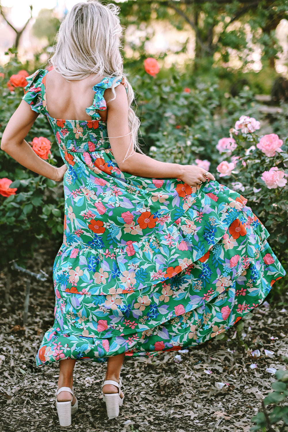 Grünes ärmelloses maxikleid mit blumendruck und rüschenbesatz