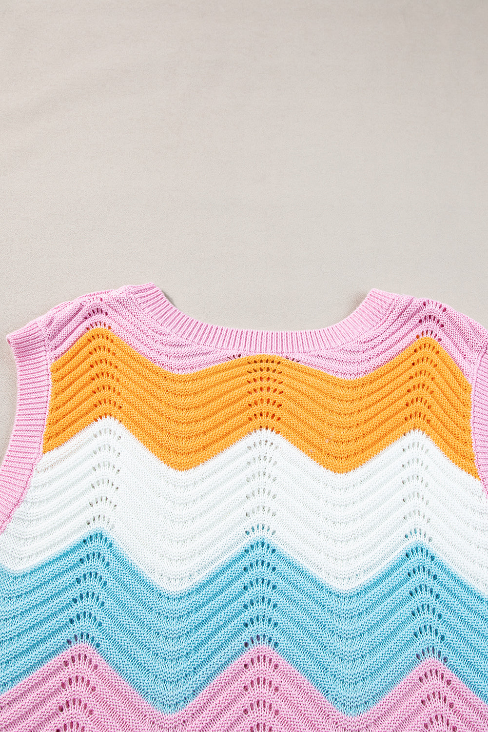 Mehrfarbig gestreifte colorblock strickweste mit wellenschliff