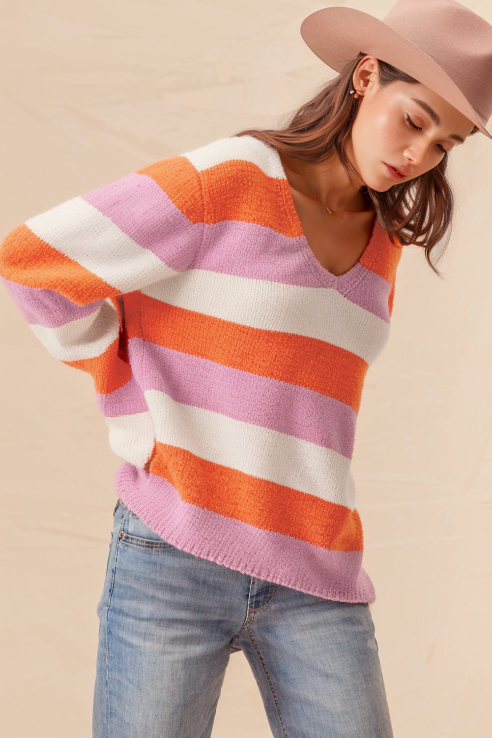 Orange gestreifter colorblock v-ausschnitt freizeitpullover