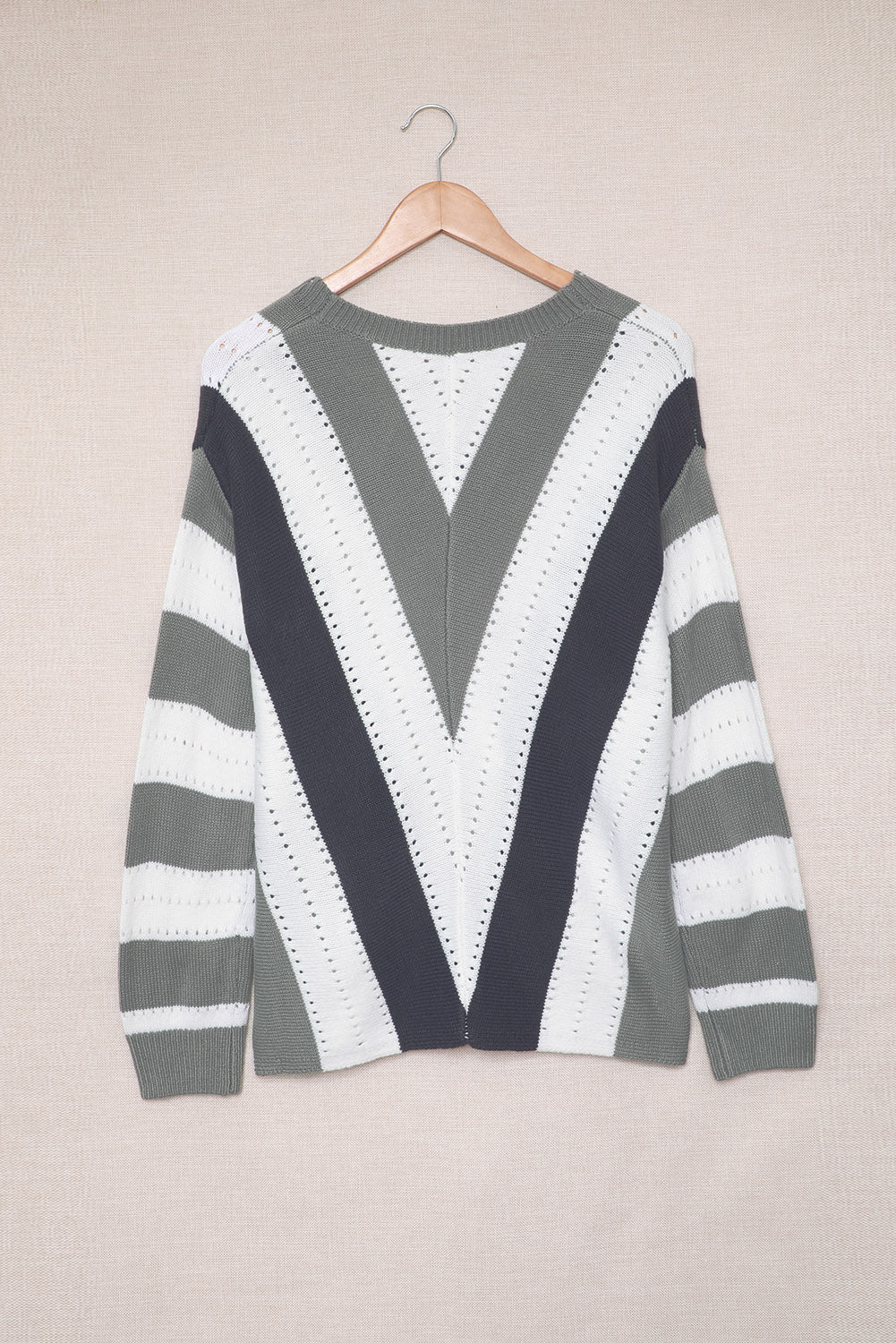 Grauer gestreifter colorblock v-ausschnitt strickpullover