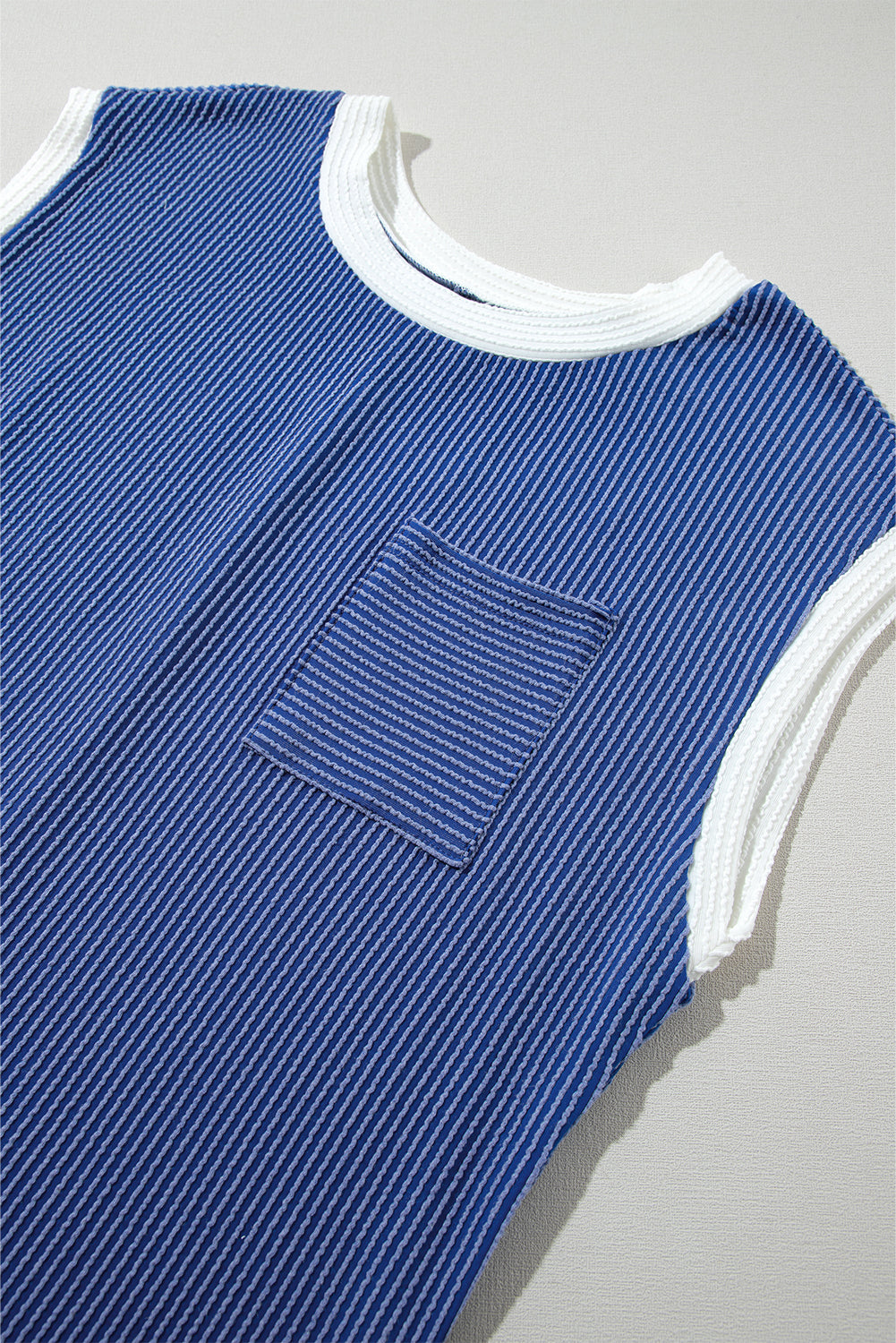 Segelblaues t-shirt-kleid mit strukturierten rippenärmeln