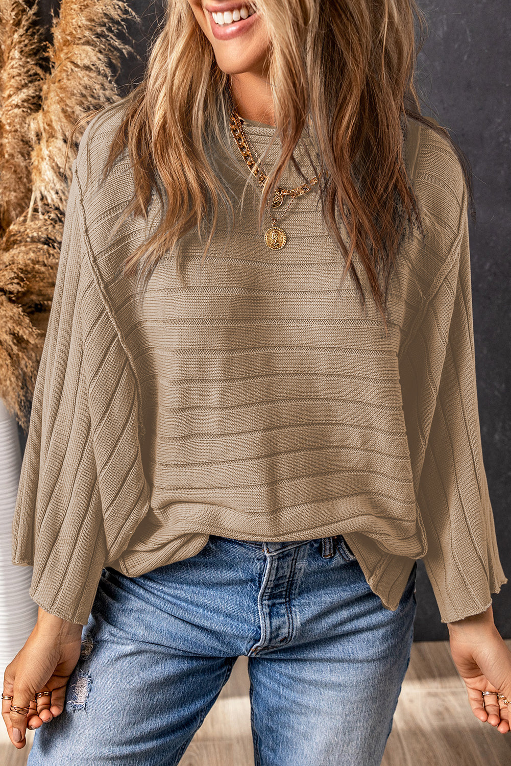 Braunes rippenstrick-dolman-top mit offener naht