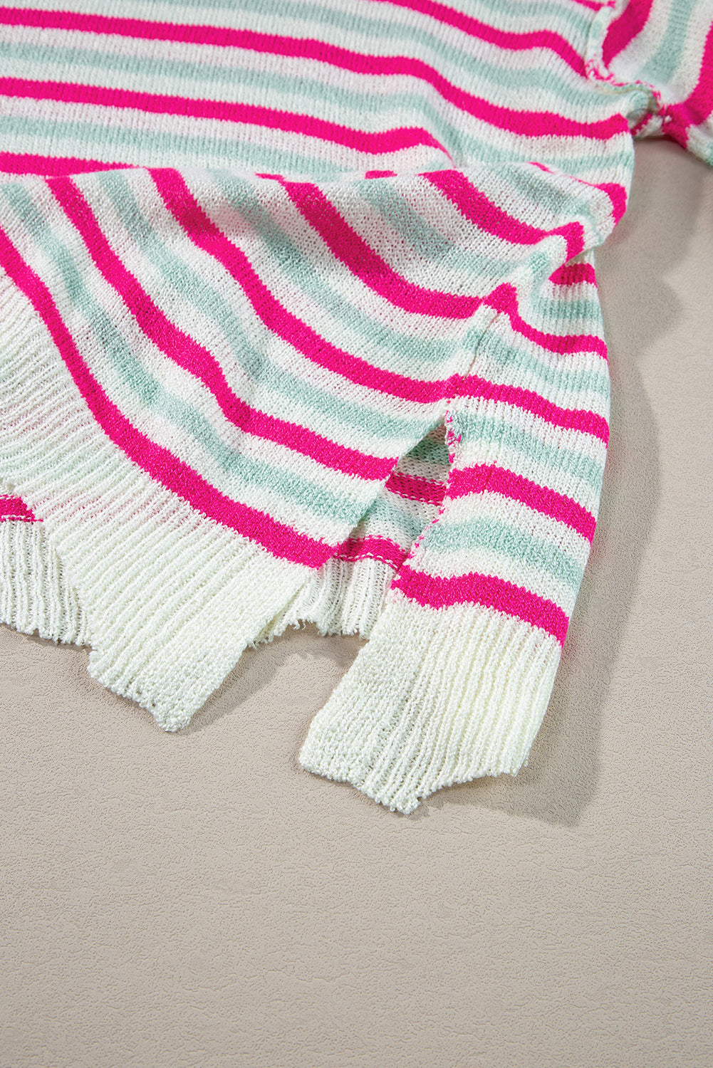 Rosa gestreifter pullover mit übergroßen schultern und tasche