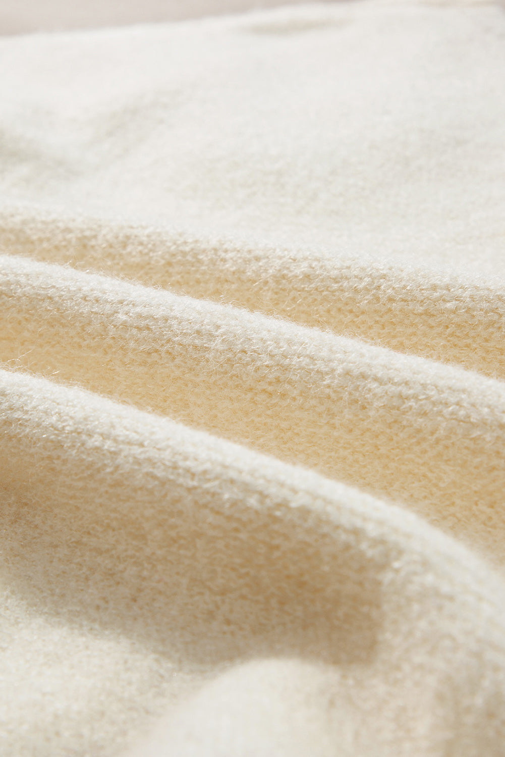 Beige gestrickter pullover mit blumenmuster und geripptem rand