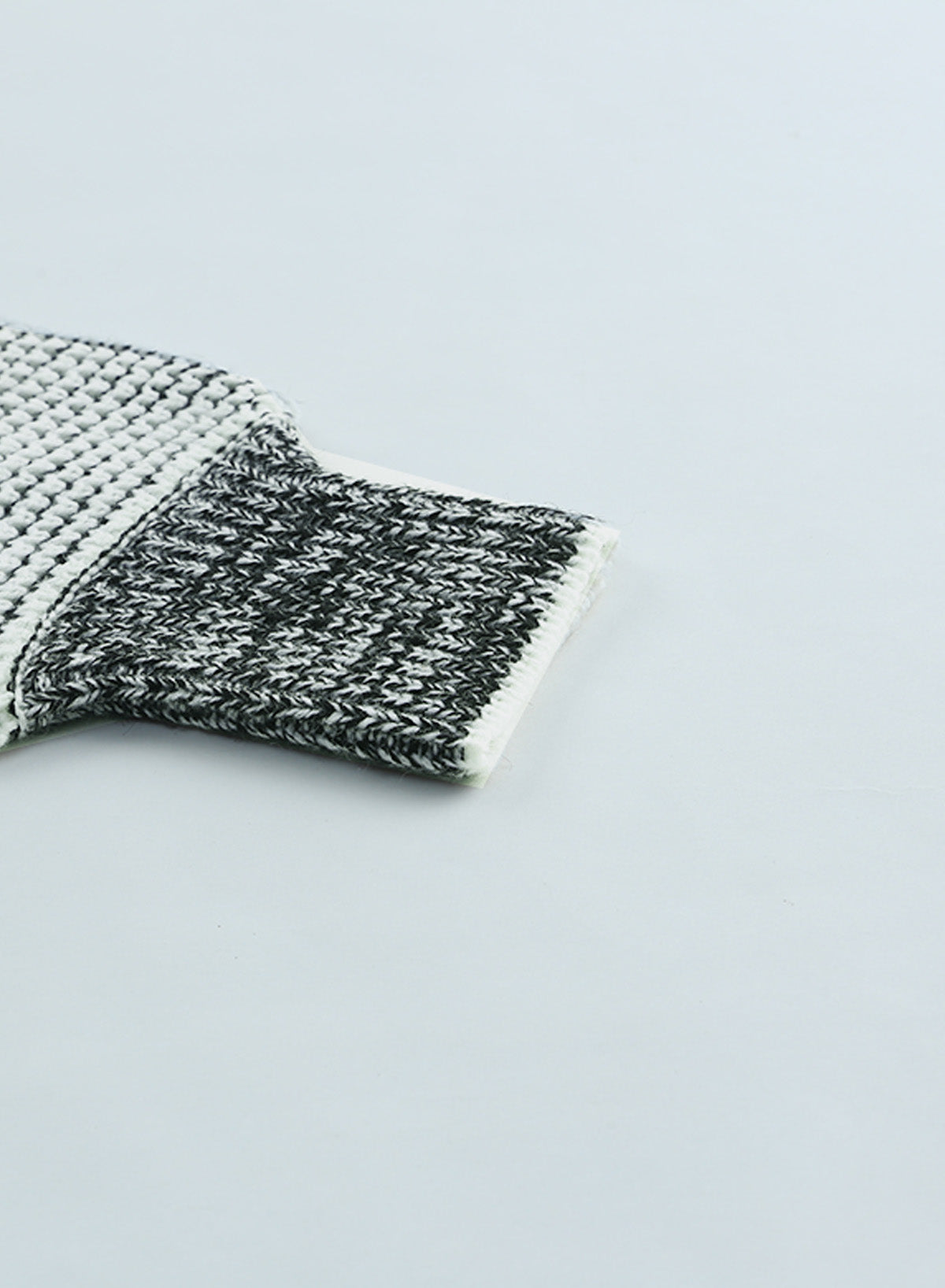 Graue karierte strickjacke mit offener vorderseite