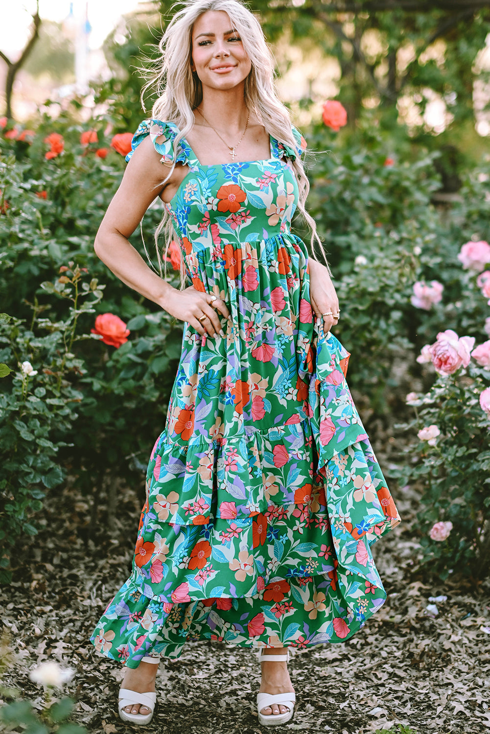 Grünes ärmelloses maxikleid mit blumendruck und rüschenbesatz