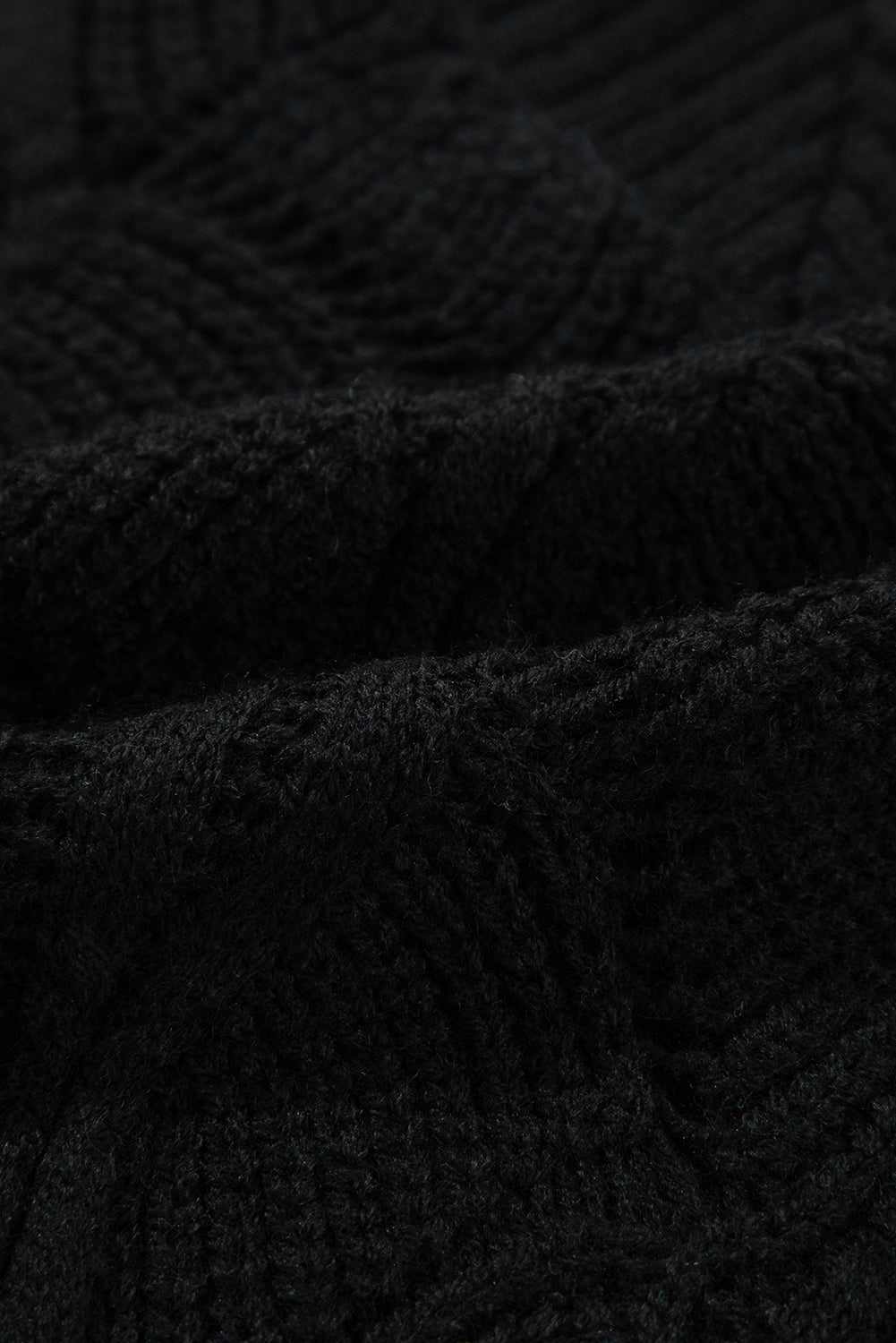 Schwarzer strickpullover mit v-ausschnitt und hohlen schultern