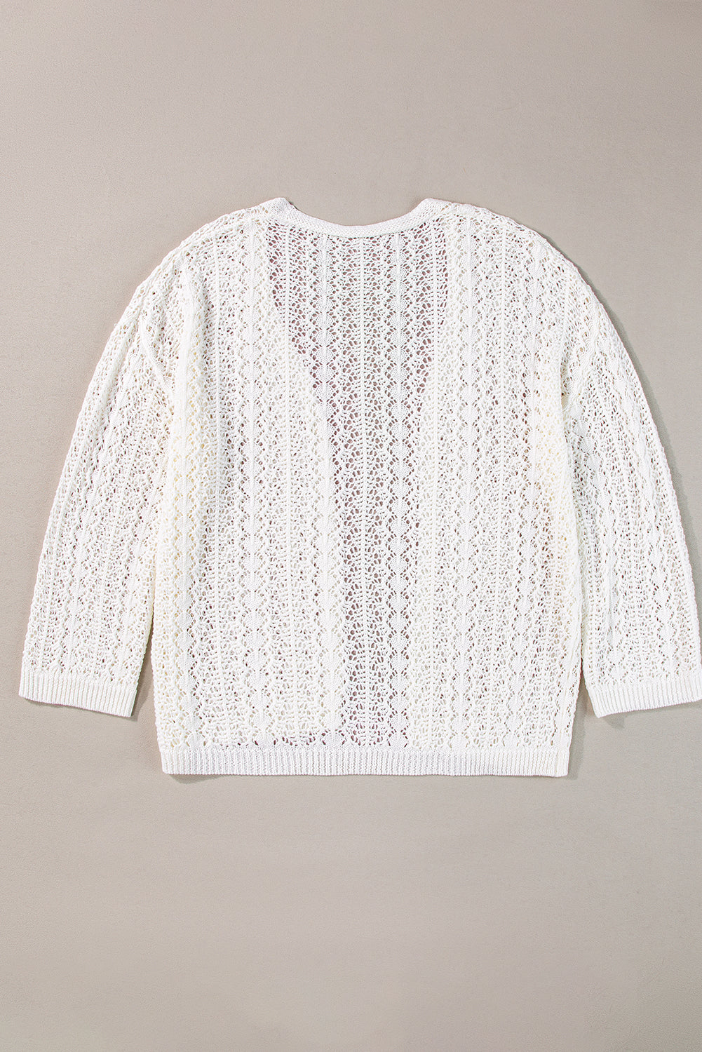 Weißer modischer strickcardigan mit hohlen schultern