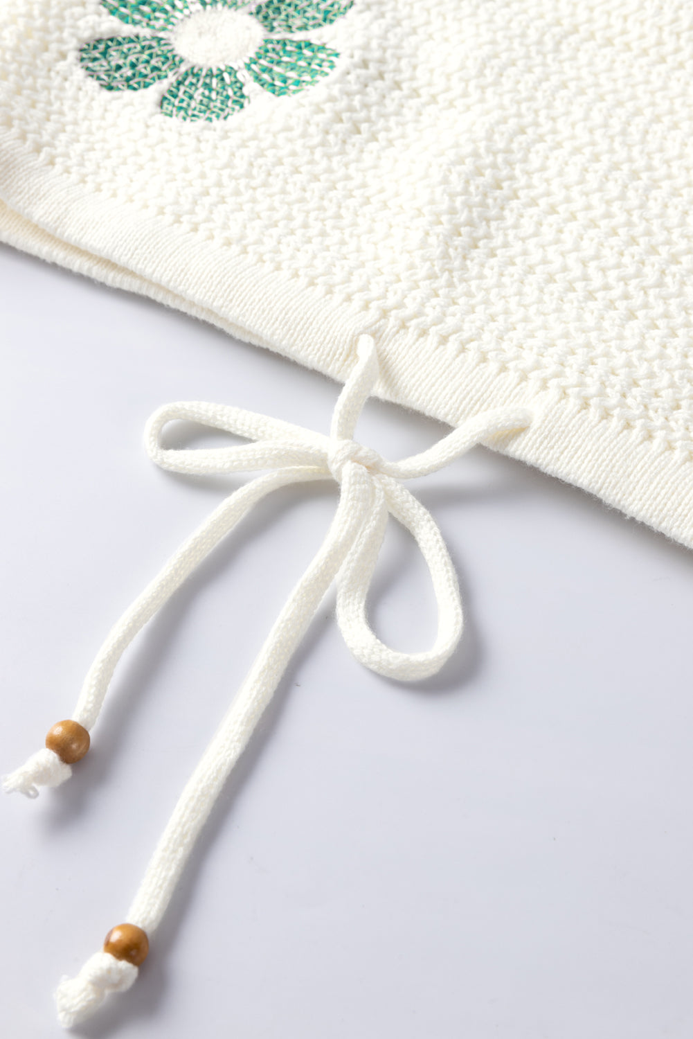 Weißer gänseblümchen-pointelle-strickpullover