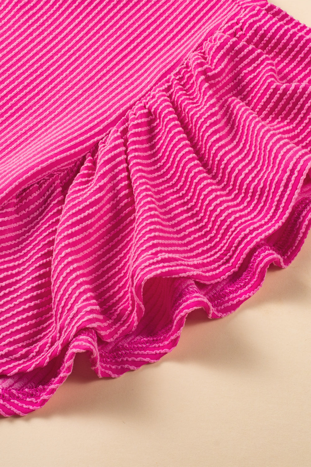 Rosarotes strukturiertes Minikleid mit gerafften Flatterärmeln