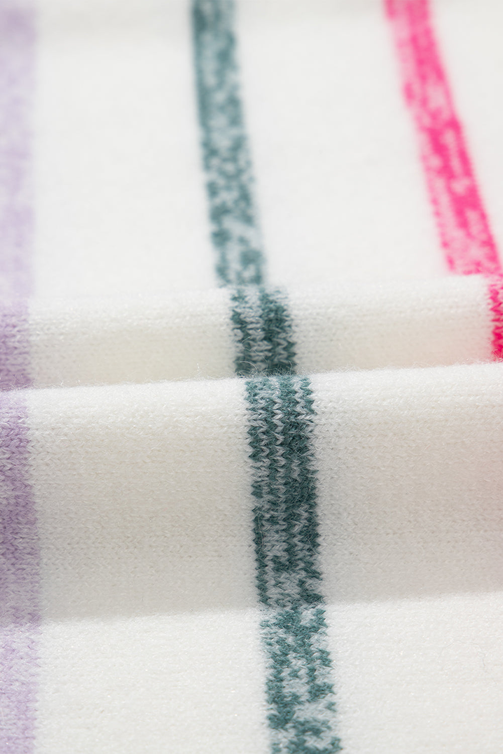 Weißer bunt gestreifter pullover mit rippstrickmuster