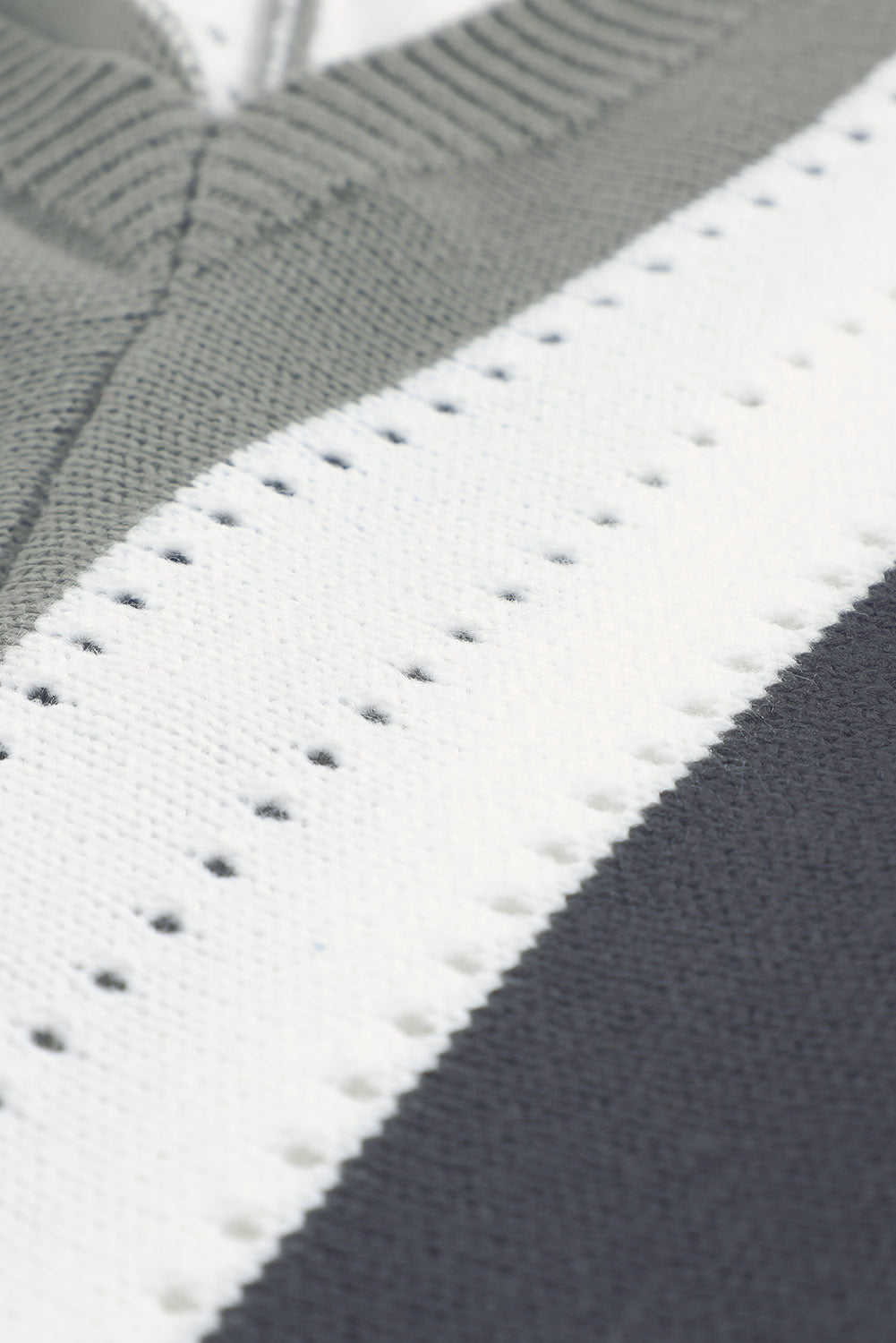 Grauer gestreifter colorblock v-ausschnitt strickpullover