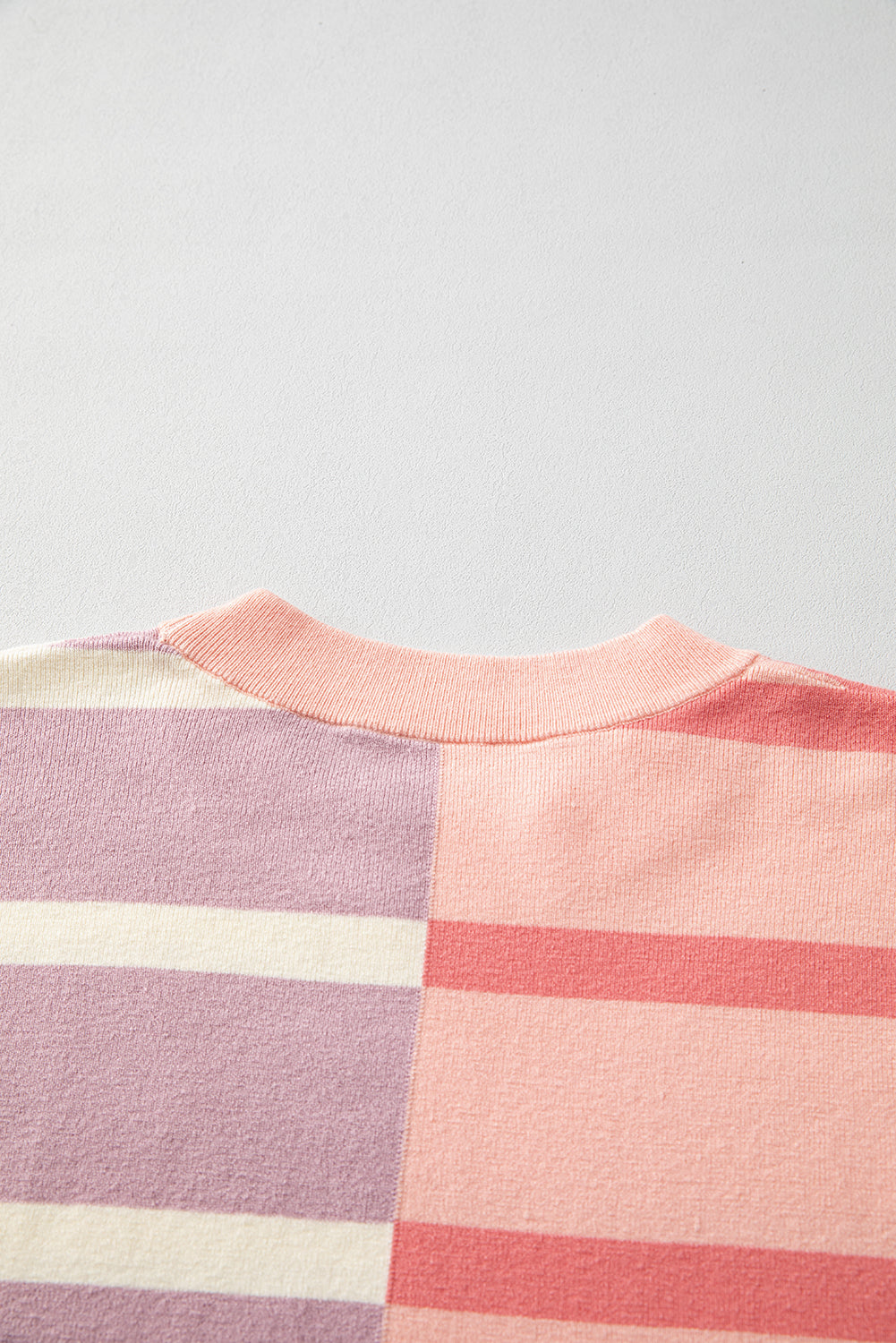 Rosa gestreifter colorblock-pullover in übergröße