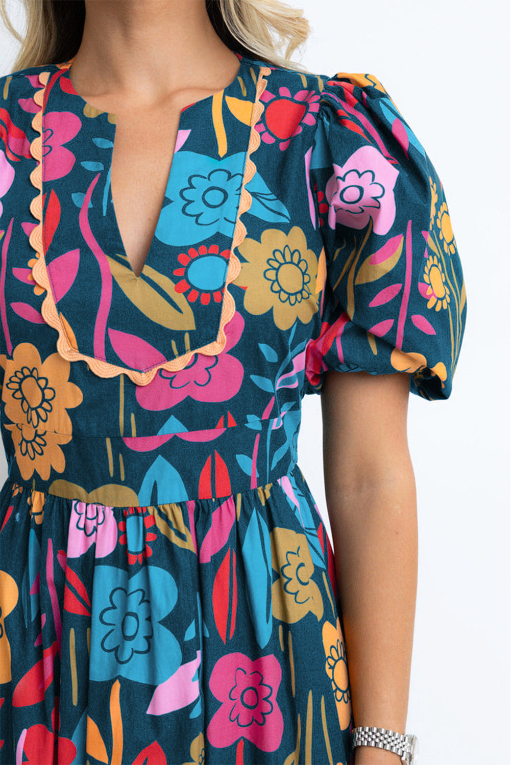 Grünes retro-maxikleid mit blumenmuster und geteiltem ausschnitt