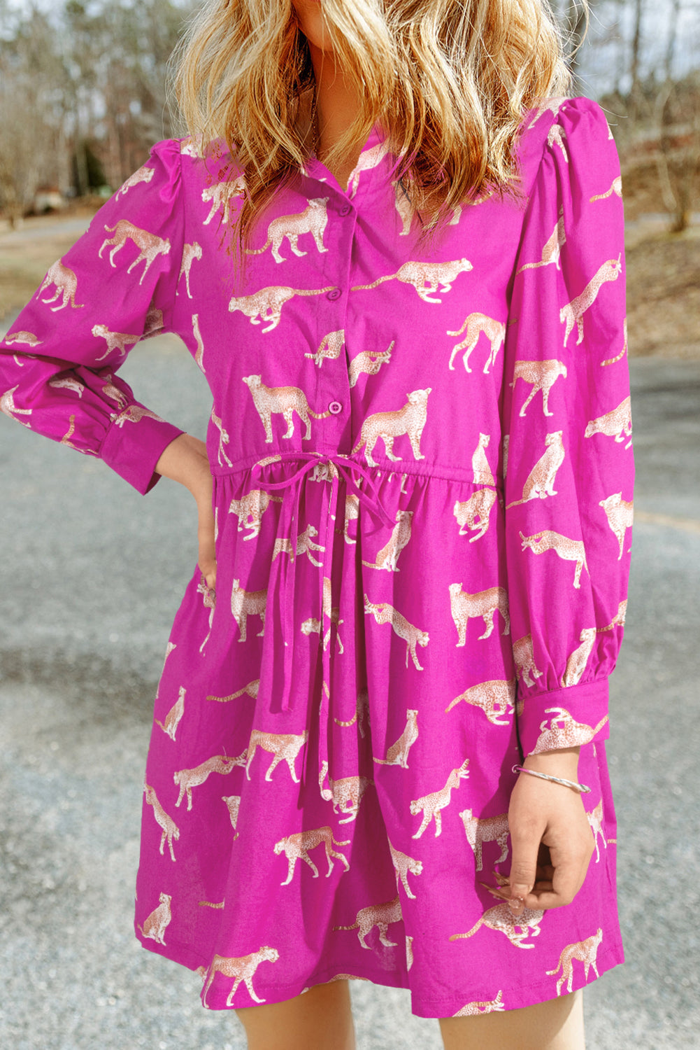 Rosa geparden-print tunika-shirt mit kordelzug