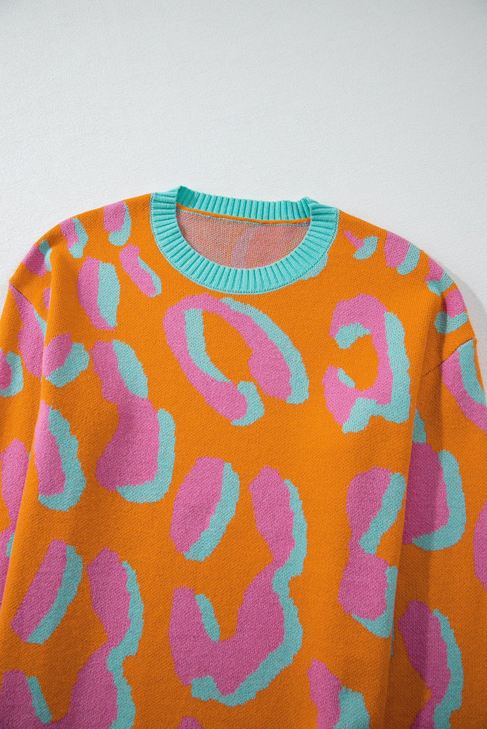 Orange leopard colorblock pullover mit geripptem rand