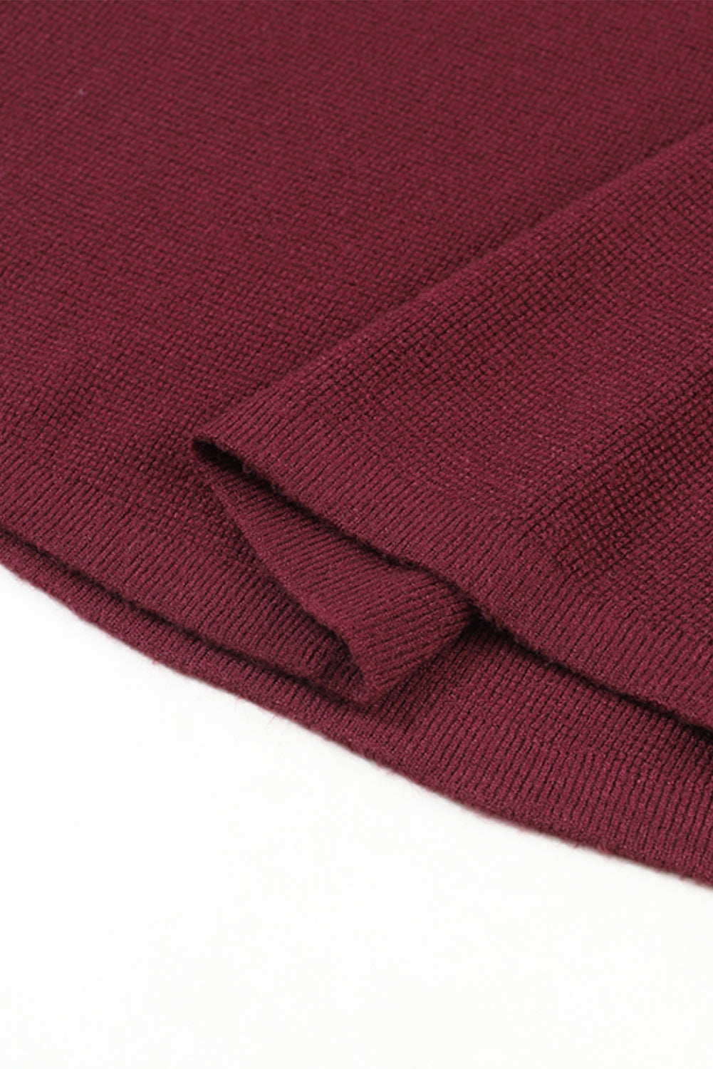 Rot gestreifter einfarbiger strickpullover mit ärmeln