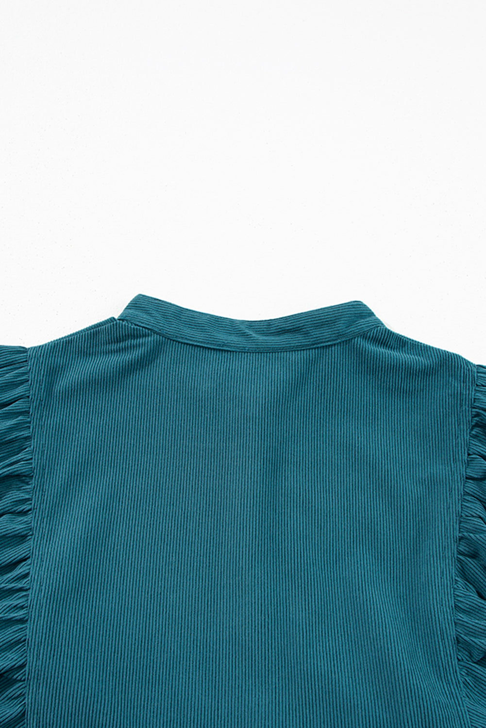 Blaues cord-knopf-kleid mit empire-taille und armband-ärmeln