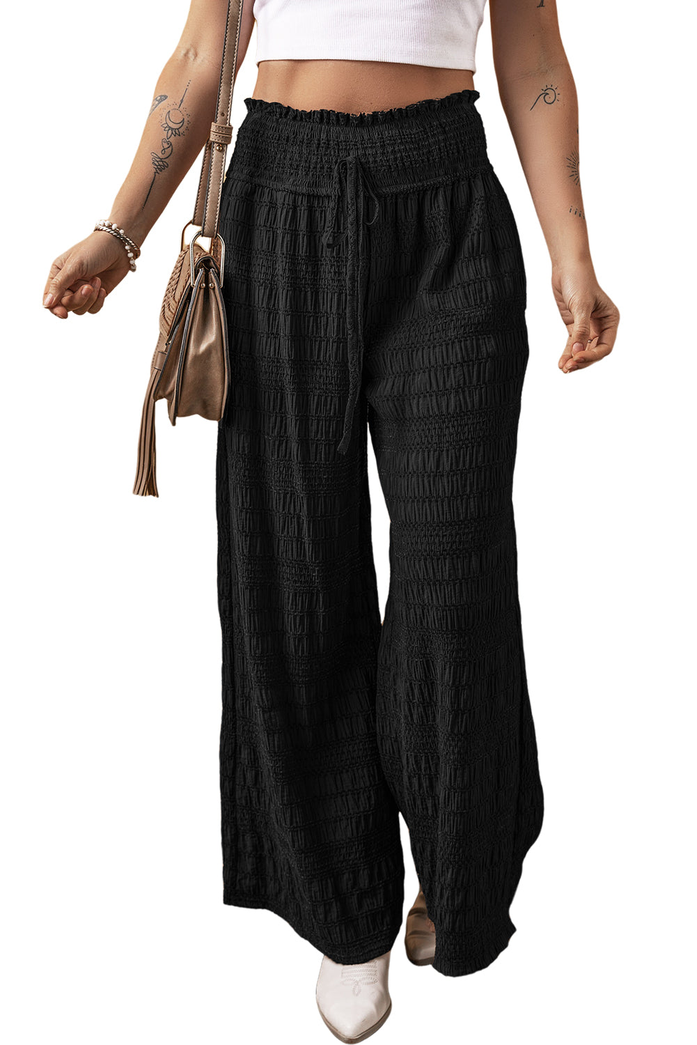 Schwarze strukturierte hose mit breiter gesmokter taille und loser hose