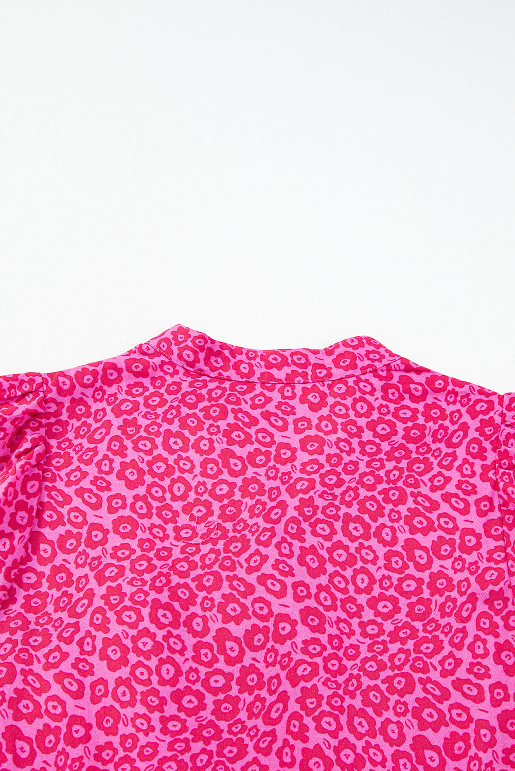 Rosenrotes blumenkleid mit puffärmeln und gestuftem maxikleid
