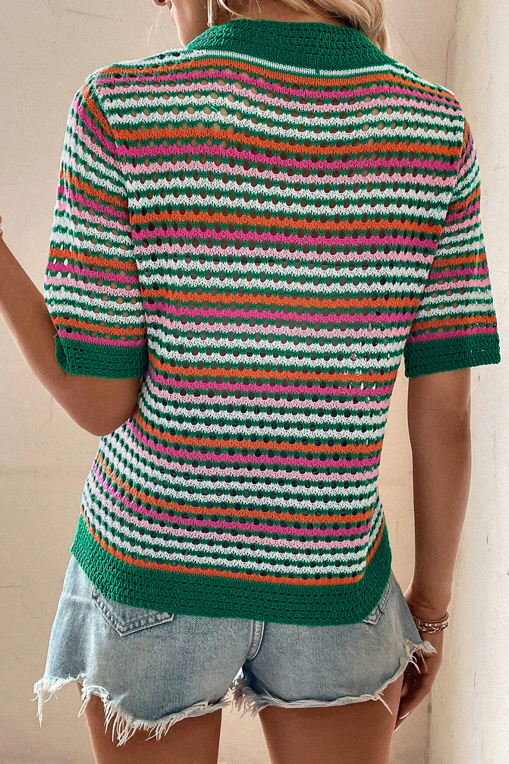 Dunkelgrünes gestreiftes muster, kontraststreifen, pointelle-strick-t-shirt